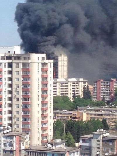 Bakıda 16 mərtəbəli bina yanır - FOTO - VİDEO - YENİLƏNİR