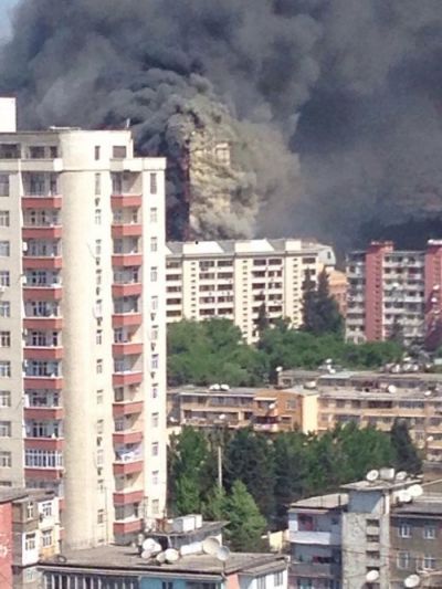 Bakıda 16 mərtəbəli bina yanır - FOTO - VİDEO - YENİLƏNİR