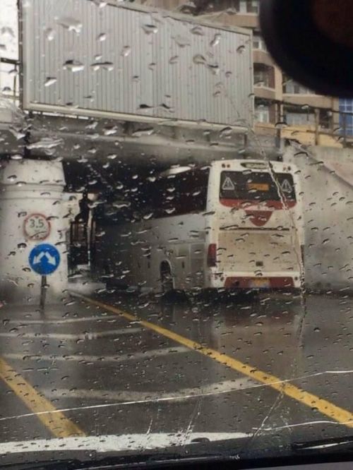 Bakıda sərnişin avtobusu tuneldə ilişdi - FOTO