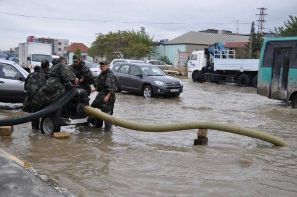 "Yağış sularının çəkilməsi davam edir" - Fotolar