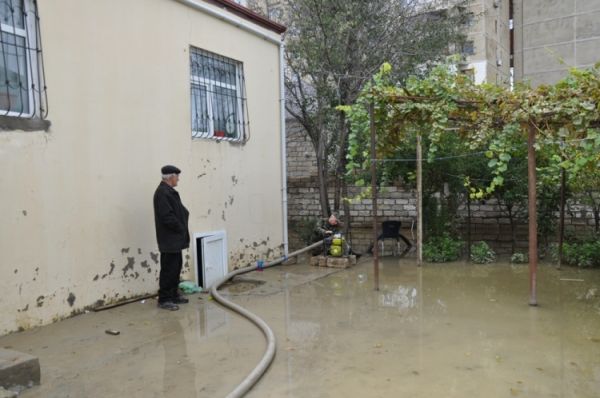 "Yağış sularının çəkilməsi davam edir" - Fotolar