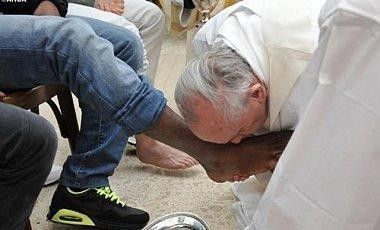 Roma Papası mafiozun ayağını yudu