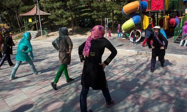 İranlı qadınlar "Ananın Cənnəti" adlı parklara yürüş edir
