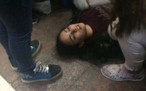 Gənc qız metroda intihara cəhd etdi - FOTO