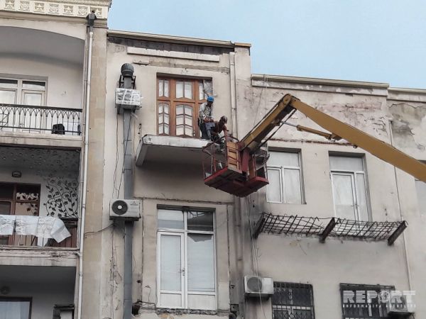 Bakının mərkəzi küçələrində “balkon”lar sökülür - FOTO