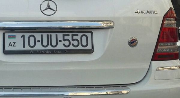 Bakıda üzərində erməni bayrağı olan “Mercedes” sürən kimdir? – FOTO