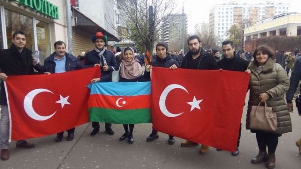 Rus polisindən Azərbaycan və Türkiyə bayrağlarına qarşı hörmətsizlik - FOTO