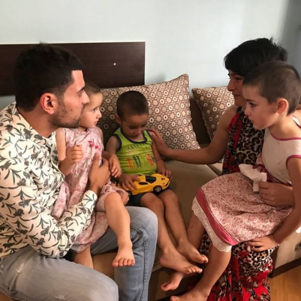 3 uşağını ataraq sevgilisi ilə qaçan qadın barədə qərar verildi - FOTO