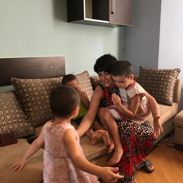 3 uşağını ataraq sevgilisi ilə qaçan qadın barədə qərar verildi - FOTO