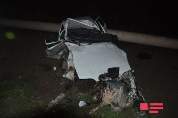 Sabirabadda “VAZ "-ın radar dirəyinə çırpılması nəticəsində polis əməkdaşı ölüb, digəri isə xəsarət alıb - FOTO