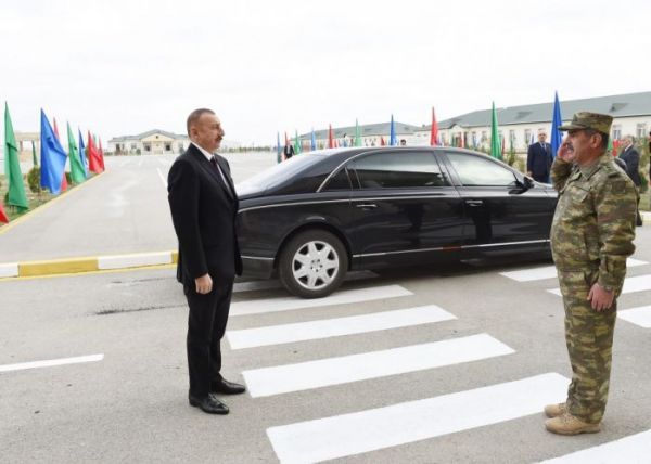 Prezident silahları yoxlayıb - FOTO