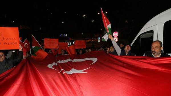 İstanbulda taksi sürücüləri Trampa etiraz etdilər - FOTO