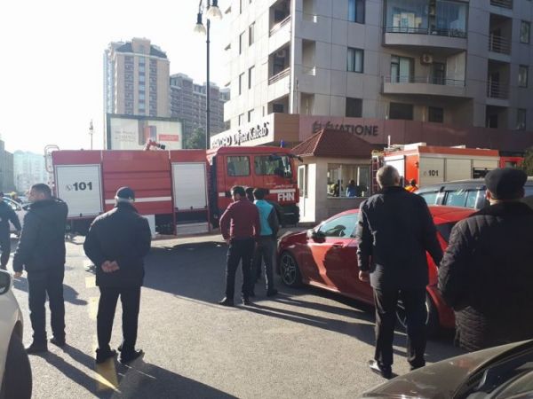 Bakıda yaşayış binası yanır - VİDEO + FOTO