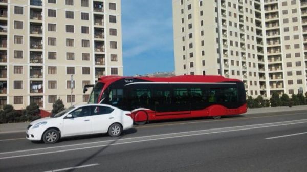“Jurnalistlər binası” qarşısında yol nişanları quraşdırıldı — FOTOLAR