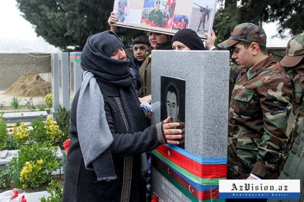 Anası Mübariz İbrahimovun məzarı başında - FOTOLAR