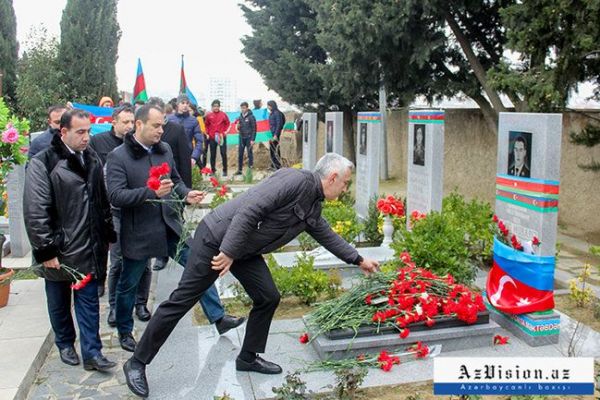 Anası Mübariz İbrahimovun məzarı başında - FOTOLAR