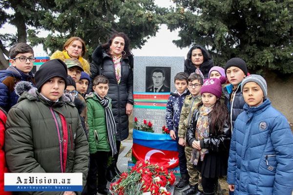 Anası Mübariz İbrahimovun məzarı başında - FOTOLAR