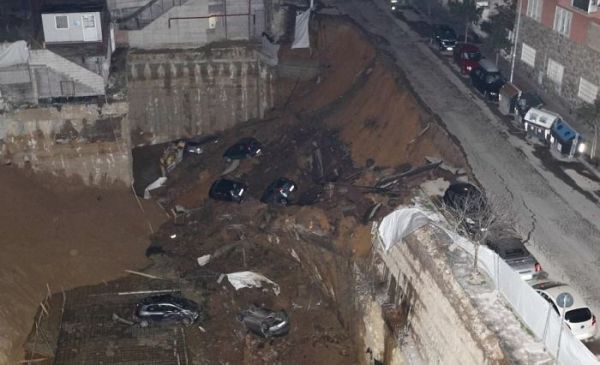 Romada yol çökdü: 6 avtomobil çuxura düşdü, 20 ailə evindən oldu - FOTO