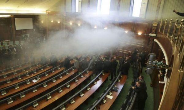 Parlamentə qaz bombası atıldı