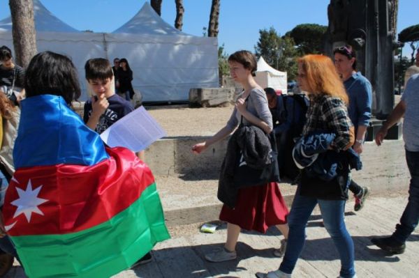 Azərbaycanlı gənclər Sarkisyana görə Romada aksiya keçiriblər - FOTO