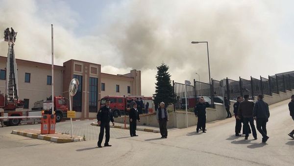 Türkiyədə 200-ə yaxın xəstənin olduğu xəstəxana yanır - FOTO