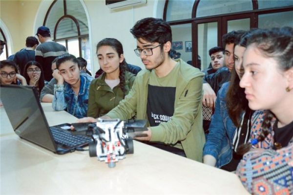 Məktəblilər Qərbi Kaspi Universitetinin Texnoparkında layihələr üzərində işləyir - FOTO