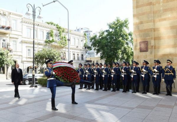 İlham Əliyev Cümhuriyyətin şərəfinə ucaldılmış abidəni ziyarət edib - FOTOLAR