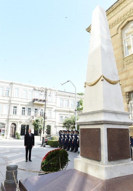 İlham Əliyev Cümhuriyyətin şərəfinə ucaldılmış abidəni ziyarət edib - FOTOLAR