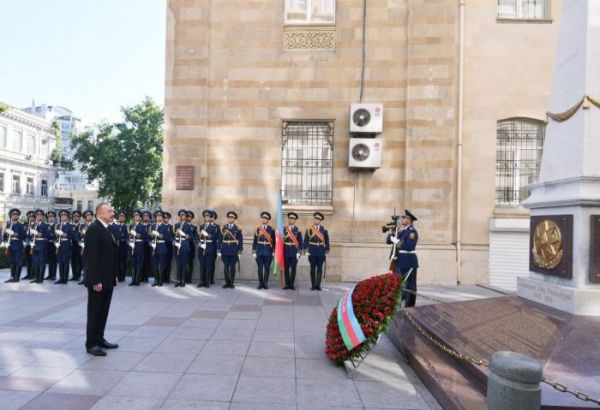 İlham Əliyev Cümhuriyyətin şərəfinə ucaldılmış abidəni ziyarət edib - FOTOLAR