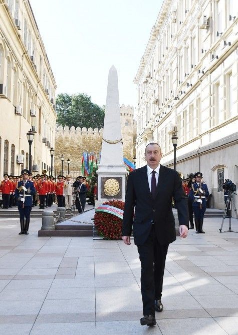 İlham Əliyev Cümhuriyyətin şərəfinə ucaldılmış abidəni ziyarət edib - FOTOLAR