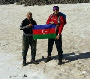 Səhənd dağının zirvəsində Azərbaycan bayrağı ucaldıldı - FOTO