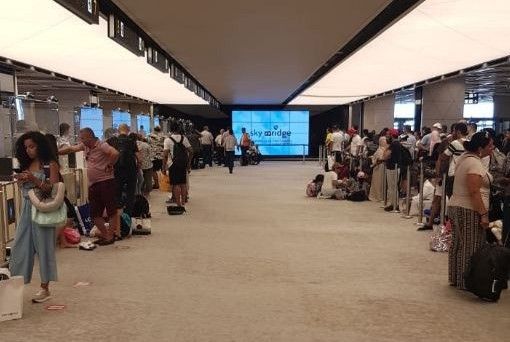 Bakı aeroportunda problem - Yüzlərlə insan sərhəd-buraxılış məntəqəsindən keçə bilmir