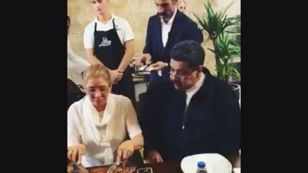 Ölkəsi böhranda olan Maduro Nüsrətin restoranında ət yedi, xalqı üsyana qalxdı
