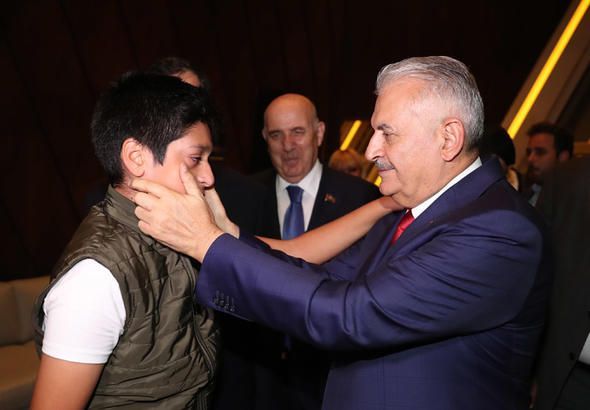 Məktəbli Binəli Yıldırımı görüb ağladı