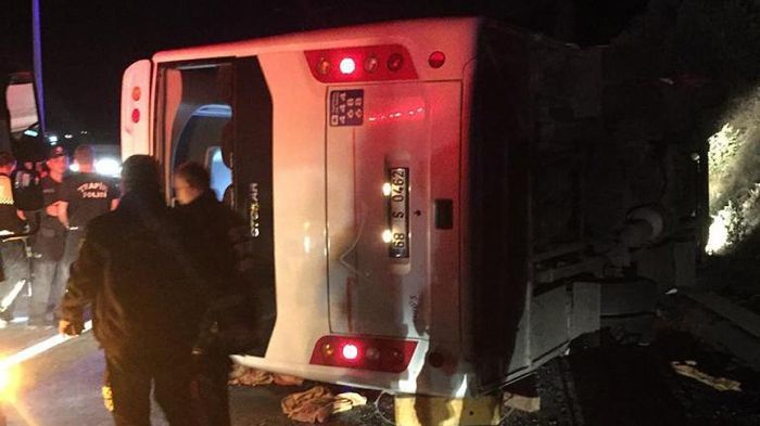 Şagirdləri aparan mikroavtobus aşdı - 1 nəfər ölüb, 18 nəfər yaralanıb - FOTO