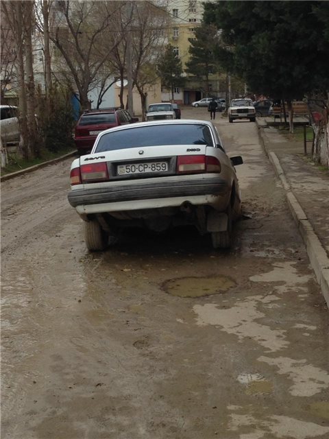 "Azərsu" yolu qazdı, doldurmadı, avtomobil çuxura düşdü -FOTO