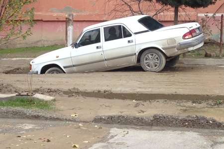 "Azərsu" yolu qazdı, doldurmadı, avtomobil çuxura düşdü -FOTO
