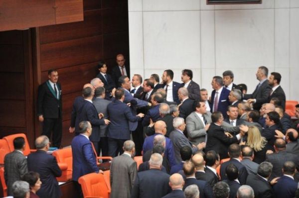 Türkiyə parlamentində deputatlar dava saldı -FOTO