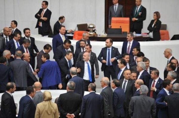 Türkiyə parlamentində deputatlar dava saldı -FOTO