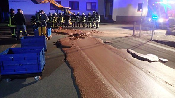 Almaniyada bir ton şokolad yola dağıldı - FOTO