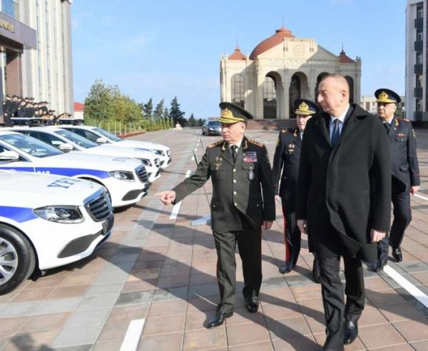 Prezident yeni polis maşınlarına baxdı — FOTO