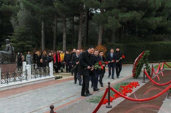 Dövlət Komitəsinin kollektivi ümummilli lider Heydər Əliyevin məzarını ziyarət edib