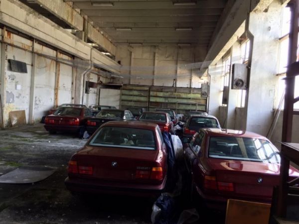 Bolqarıstanın Blaqoyevqrad şəhərində BMW markalı retro avtomobil modellərinin olduğu atılmış anbar tapılıb.