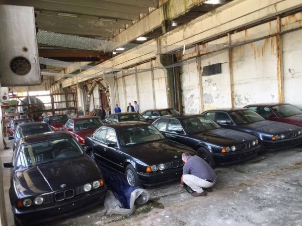 Bolqarıstanın Blaqoyevqrad şəhərində BMW markalı retro avtomobil modellərinin olduğu atılmış anbar tapılıb.