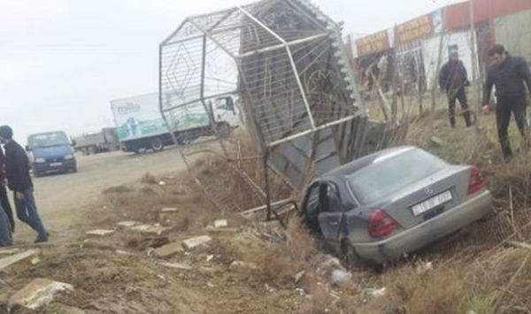 Hacıqabulda avtomobil dayanacağa çırpıldı - FOTO