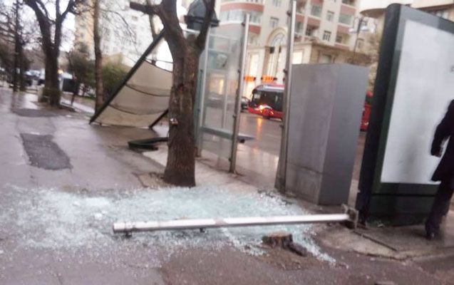 Külək Yasamalda dayanacağı uçurdu - FOTO