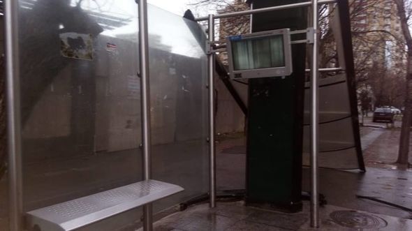 Külək Yasamalda dayanacağı uçurdu - FOTO