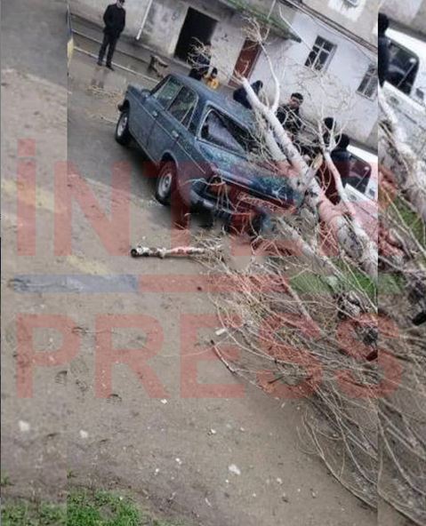 Sumqayıtda güclü külək avtomobili yararsız hala saldı - FOTOLAR