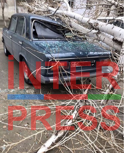 Sumqayıtda güclü külək avtomobili yararsız hala saldı - FOTOLAR