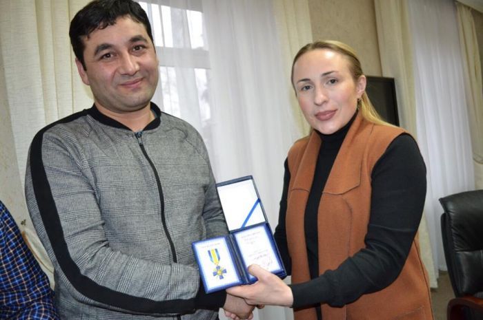 Ukraynada bir ailəni xilas edən azərbaycanlı qardaşlara mükafat verildi - FOTOLAR